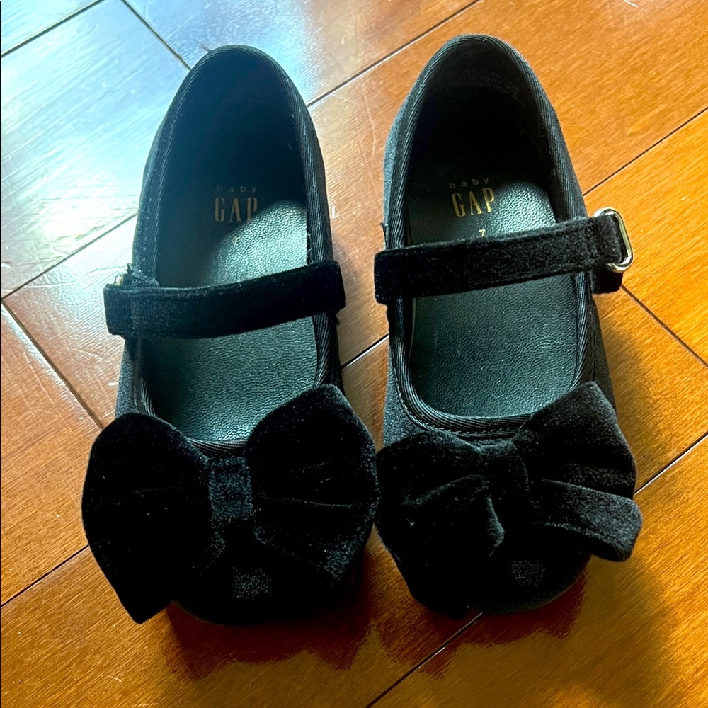GAP Kids Black Velvet Dress Shoes with Bow Size 7